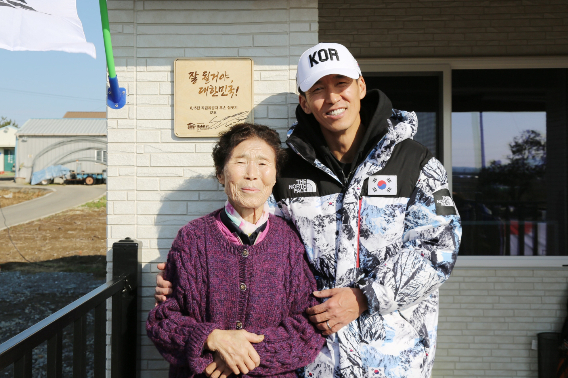 지난해 충남 예산에 거주하는 장문환 애국지사의 후손에게 헌정한 12호 집.  무려 100년 이상 된 낡은 집에서 거주했던 장문환 선생의 후손 가정은 "겨울만 되면 추위로 힘들었는데 이제 따뜻하게 지낼 수 있게 되어 얼마나 고마운지 모른다"며 고마운 마음을 전했다. 