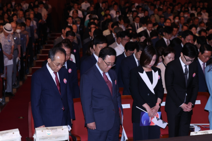 제79주년 광복절 경축식 참석한 국민의힘과 개혁신당     (서울=연합뉴스) 진성철 기자 = 국민의힘 한동훈 대표(오른쪽 부터), 개혁신당 허은아 대표, 국민의힘 주호영 의원, 추경호 원내대표가 15일 서울 종로구 세종문화회관에서 열린 제79주년 광복절 경축식에서 묵념하고 있다.  2024.8.15   [대통령실통신사진기자단]     zjin@yna.co.kr (끝)   <저작권자(c) 연합뉴스, 무단 전재-재배포, AI 학습 및 활용 금지> 연합뉴스