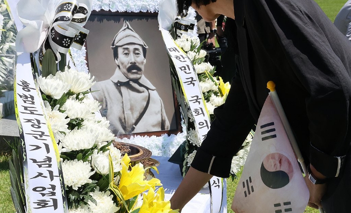 14일 오전 국립대전현충원에서 열린 광복 79주년 및 홍범도 장군 귀환 3주년 기념식에 참석한 시민들이 홍범도 장군 묘역에 헌화하고 있다. 연합뉴스