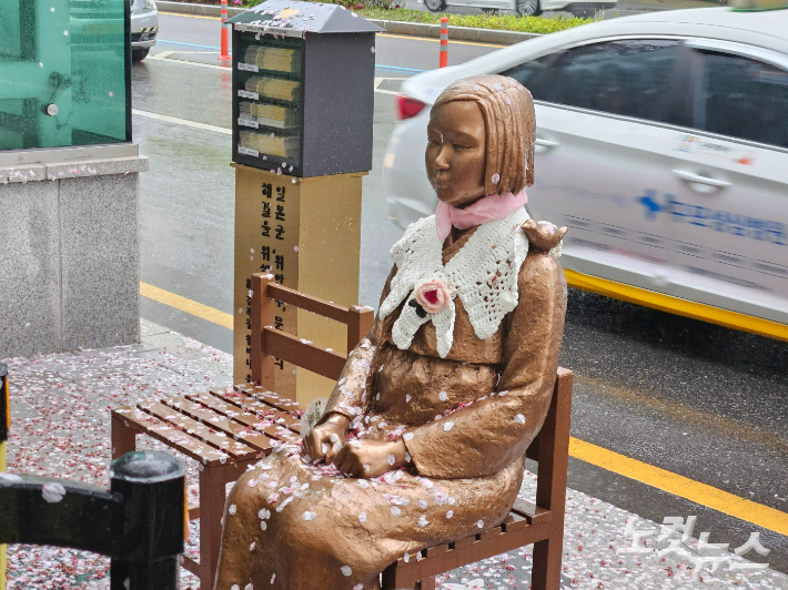 부산 동구 일본영사관 앞 평화의 소녀상. 김혜민 기자 