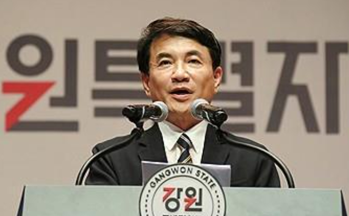 지난 15일 강원대 백령아트센터에서 열린 제79주년 광복절 경축 행사에서 김진태 강원지사가 경축사를 하고 있다.  강원도 제공