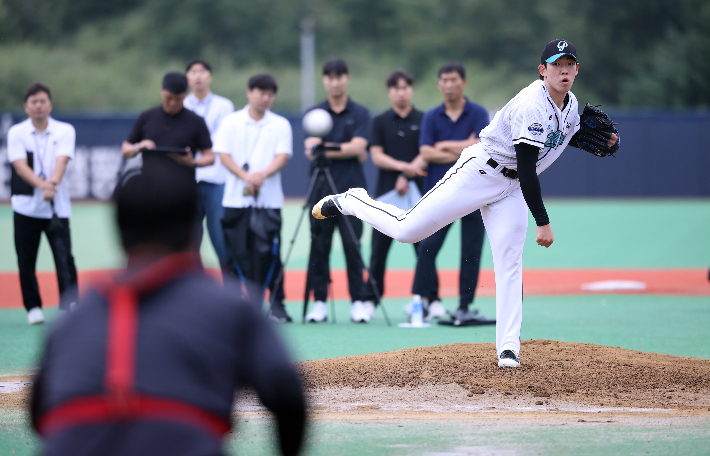 작년 트라이아웃 당시 투구하는 진우영. KBO 제공