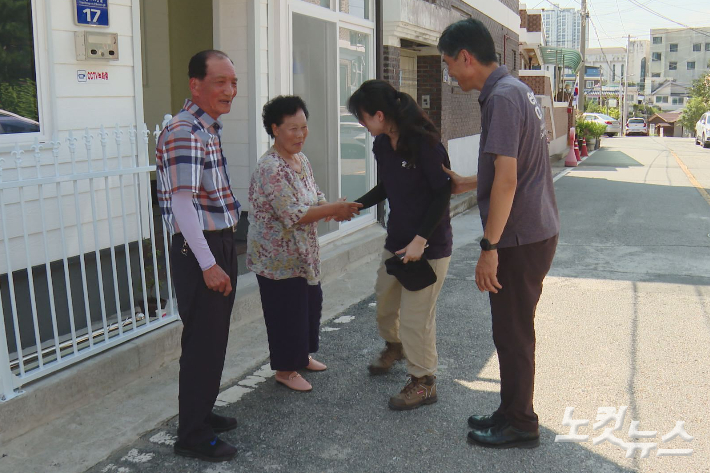 고 이구현 애국지사의 손자 이수영 씨와 아내 유영자 씨가 해비타트 관계자에게 고마움을 전하고 있다. 이들은 "할아버지와 같은 독립운동가들의 희생이 없었다면 일본에 나라를 완전히 빼앗겼을 것"이라며 "항상 고맙고 감사한 뜻으로 지금을 살아가고 있다"라고 말했다. 