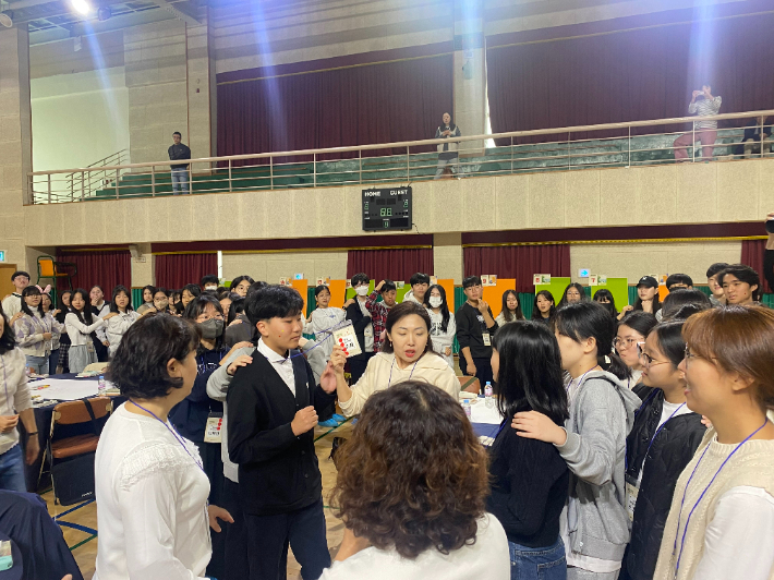 비경쟁독서토론한마당. 충북교육도서관 제공