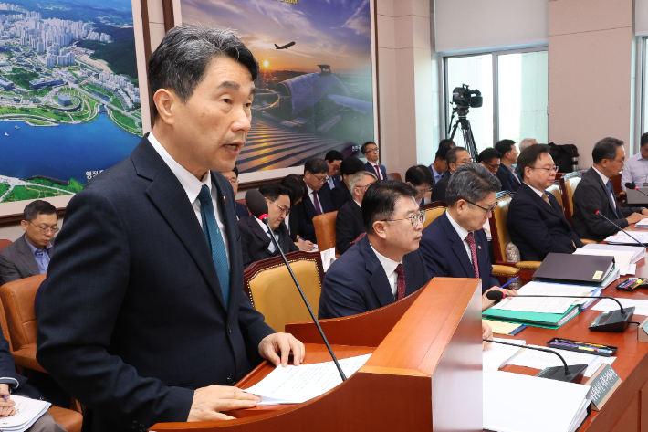 이주호 사회부총리 겸 교육부 장관이 16일 오전 서울 여의도 국회에서 열린 교육위원회와 보건복지위원회의 '의과대학 교육 점검 연석 청문회'에서 업무보고를 하고 있다. 연합뉴스