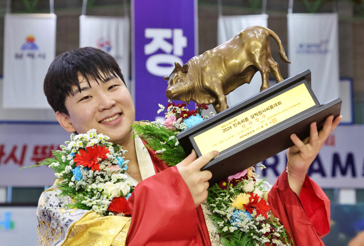 울주군청의 김무호가 통산 4번째 한라장사(105㎏ 이하)에 올랐다.김무호는 17일 강원도 삼척체육관에서 열린 위더스제약 2024 민속씨름 삼척장사씨름대회 한라장사 결정전(5판 3승제)에서 최성환(영암군민속씨름단)을 3-0으로 꺾고 황소 트로피를 들어 올렸다. 대한씨름협회