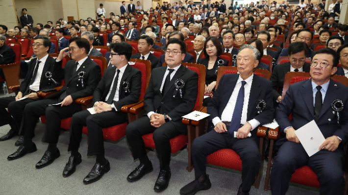 18일 오전 국립서울현충원에서 열린 김대중 전 대통령 서거 15주기 추모식에 국민의힘 한동훈 대표(앞줄 왼쪽 세번째)와 더불어민주당 박찬대 대표 직무대행 겸 원내대표(앞줄 왼쪽 네번째) 등 여야 정치인들이 참석해 자리하고 있다. 연합뉴스