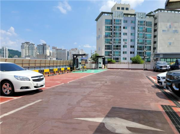 인천 벤츠 전기차 화재 사고로 전기차 폭발에 대한 불안감이 확산하고 있는 가운데, 서울의 한 대형 주차장에는 전기차 충전 및 주차 구역 근처 주차면들이 텅 비어 있다. 2024년 8월 16일. 강성웅