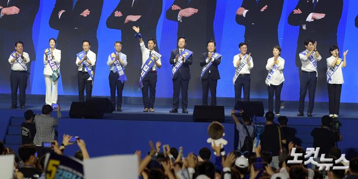 18일 서울 송파구 올림픽공원 KSPO돔에서 열린 더불어민주당 전국당원대회에서 당대표·최고위원 후보들이 무대에 올라 인사를 하고 있다.(왼쪽부터 김병주, 강선우, 정봉주, 민형배 최고위원 후보, 김지수, 김두관, 이재명 당대표 후보, 김민석, 이언주, 한준호, 전현희 최고위원 후보)