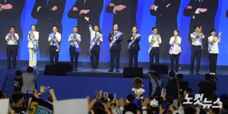 18일 서울 송파구 올림픽공원 KSPO돔에서 열린 더불어민주당 전국당원대회에서 당대표·최고위원 후보들이 무대에 올라 인사를 하고 있다.(왼쪽부터 김병주, 강선우, 정봉주, 민형배 최고위원 후보, 김지수, 김두관, 이재명 당대표 후보, 김민석, 이언주, 한준호, 전현희 최고위원 후보)