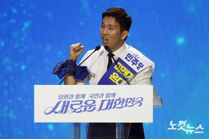 18일 서울 송파구 올림픽공원 KSPO돔에서 열린 더불어민주당 전국당원대회에서 김지수 당대표 후보가 정견발표를 하고 있다.