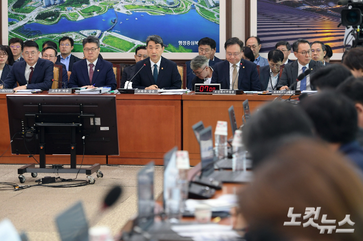 16일 서울 여의도 국회에서 열린 교육위원회와 보건복지위원회의 '의과대학 교육 점검 연석 청문회'. 윤창원 기자