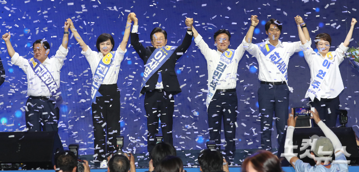 18일 서울 송파구 올림픽공원 KSPO돔에서 열린 더불어민주당 제1차 정기전국당원대회에서 이재명 신임 당대표를 비롯한 신임 최고위원들이 인사를 하고 있다.(왼쪽부터 김병주, 전현희 최고위원, 이 대표, 김민석, 한준호, 이언주 최고위원) 윤창원 기자