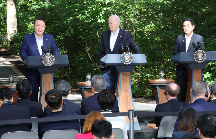 윤석열 대통령, 조 바이든 미국 대통령, 기시다 후미오 일본 총리는 지난 2023년 열린 캠프 데이비드 한미일 정상회의 1주년을 기념해 18일 3국 정상 공동성명을 발표했다. 연합뉴스