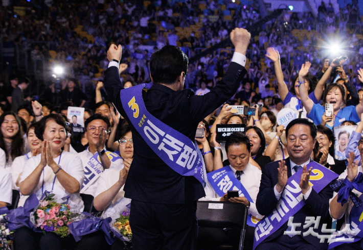 18일 서울 송파구 올림픽공원 KSPO돔에서 열린 더불어민주당 제1차 정기전국당원대회에서 이재명 신임 대표가 당선을 확인하고 당원들을 향해 손을 들어보이고 있다. 윤창원 기자