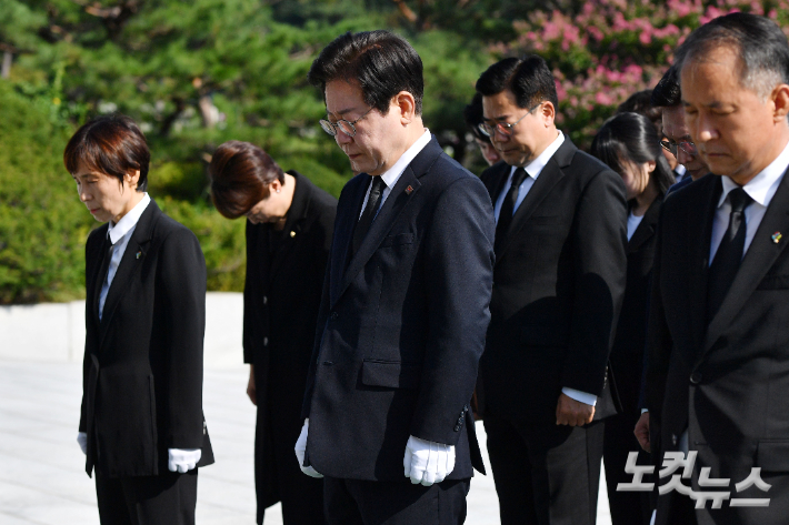 이재명 더불어민주당 대표를 비롯한 지도부가 19일 오전 서울 동작구 국립서울현충원을 찾아 참배하고 있다. 류영주 기자