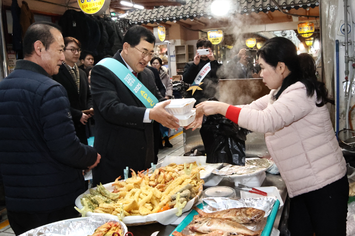 주낙영 시장이 지난 2월 설을 앞두고 중앙시장에 열린 전통시장 장보기 행사에 참석해 장을 보고 있다. 경주시 제공