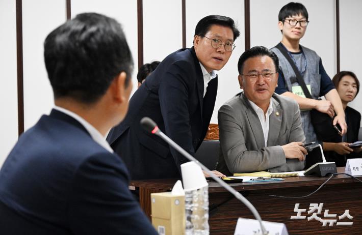 법사위원장에게 항의하는 여당