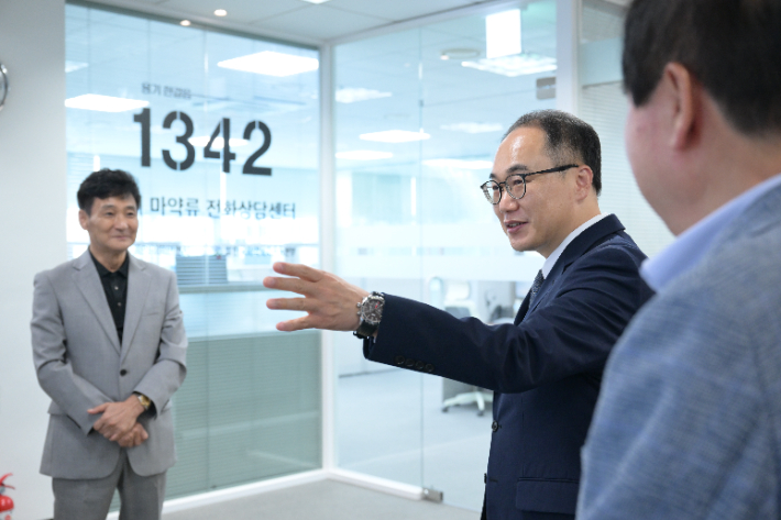 검찰총장, 마약치료 센터 방문 "투약범, 재범 위기서 구해야"