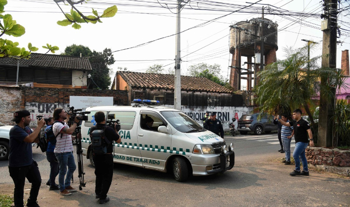 19일(현지시간) 파라과이 아순시온에 있는 법의학 부검실에 에우랄리오 고메스 의원 시신을 실은 앰뷸런스가 들어오고 있다. 연합뉴스