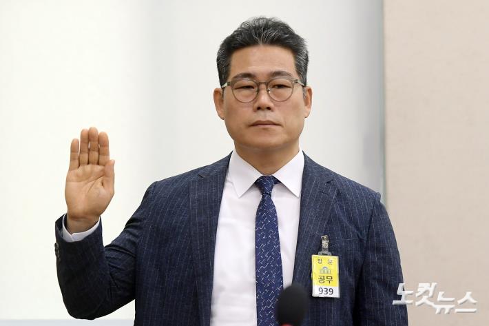 백해룡 경정(전 영등포서 형사과장)이 20일 서울 여의도 국회 행정안전위원회에서 열린 마약수사 외압 의혹 관련 청문회에서 증인선서를 하고 있다.