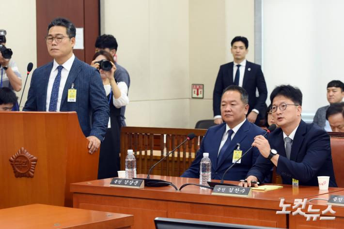 김찬수 대통령비서실 행정관이 20일 서울 여의도 국회 행정안전위원회에서 열린 마약수사 외압 의혹 관련 청문회에서 의원 질의에 답변을 하고 있다. (왼쪽 백해룡 경정)