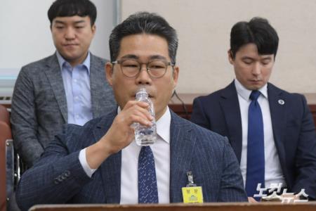 백해룡 경정(전 영등포서 형사과장)이 20일 서울 여의도 국회 행정안전위원회에서 열린 마약수사 외압 의혹 관련 청문회에서 물을 마시고 있다.