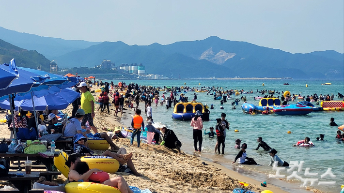 동해 망상해변을 찾은 피서객들이 물놀이를 즐기며 더위를 식히고 있다. 전영래 기자