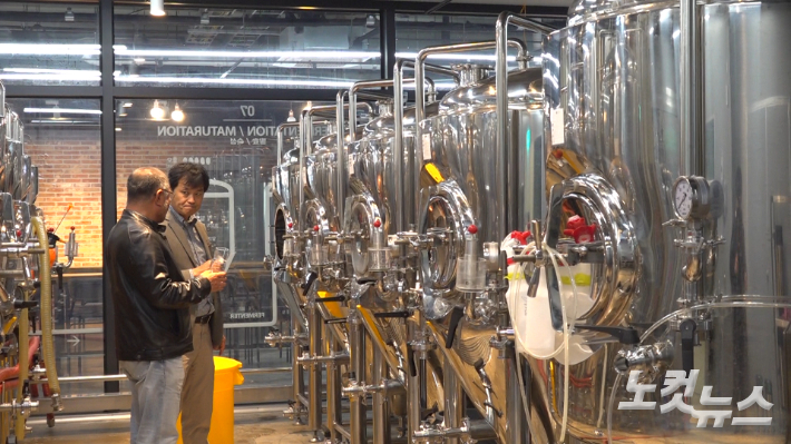 전북 군산시가 농생명지구로 '국산맥아 및 지역특산 주류산업 거점단지'를 조성하고자 한다. 이는 군산이 국내 맥아 생산 거점으로 도약하는 것은 물론, 인터넷 판로 확보를 해결할 단초가 될 수 있다. 송승민 기자