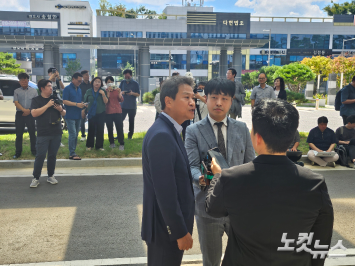 임종석 전 청와대비서실장이 20일 오후 전주지방검찰청에 '문재인 전 대통령 옛 사위 특혜채용 의혹'과 관련한 참고인 조사를 위해 출석했다. 김대한 기자