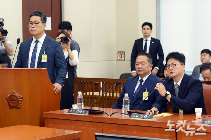 김찬수 대통령비서실 행정관(전 영등포경찰서장)이 20일 서울 여의도 국회 행정안전위원회에서 열린 마약수사 외압 의혹 관련 청문회에서 의원 질의에 답변을 하고 있다. 왼쪽은 백해룡 경정. 윤창원 기자