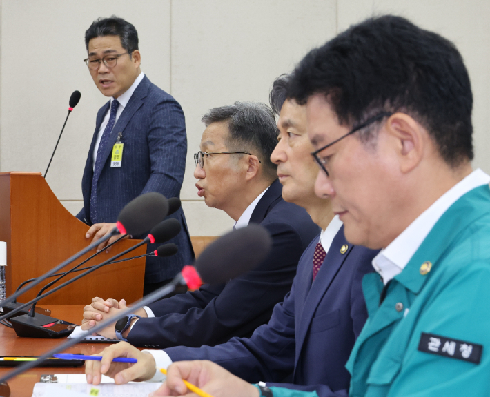 20일 오후 국회에서 열린 행정안전위원회의 '세관 연루 마약 밀반입 사건 수사 외압 의혹 청문회'에서 증인으로 출석한 우종수 경찰청 국가수사본부장과 백해룡 강서경찰서 화곡지구대장(전 영등포서 형사과장)이 상반된 답변을 하고 있다. 왼쪽부터 백해룡 강서경찰서 화곡지구대장, 우종수 경찰청 국가수사본부장, 조지호 경찰청장, 고광효 관세청장. 연합뉴스