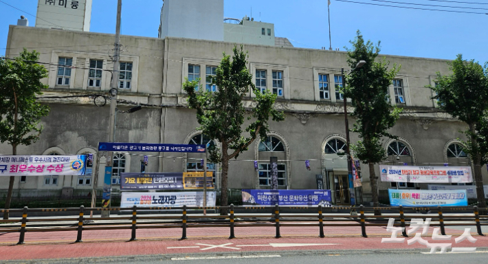 부산근현대역사관 별관 앞 가로수와 가로등 곳곳에 현수막이 무분별하게 걸려 있다. 김혜민 기자 