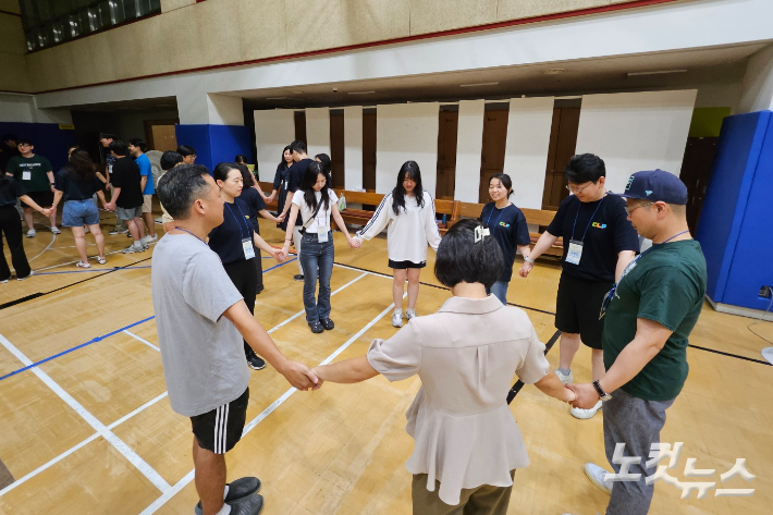 공동체 활동 중인 참가자들. CLF는 "코로나 기간 파편화된 지체들이 전국대회를 통해서 모두가 예수님의 각 지체임을 다시 한번 확인하고자 했다"며 "질주하던 트랙에서 잠시 벗어나 주위를 돌아보는, 환대와 위로의 시간을 마련했다"고 말했다.