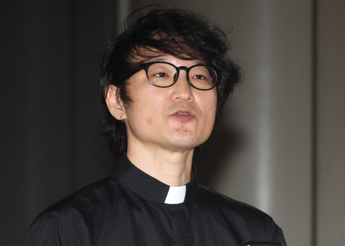 이 목사는 2019년 퀴어축제에서 성소수자를 축복했다는 이유로 기독교대한감리회(감리회)로부터 정직 2년에 이어 출교 처분까지 받은 바 있다. 연합뉴스