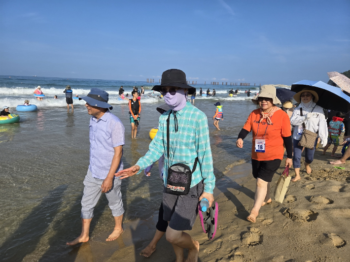 지난 14일 삼척해수욕장에서 열린 맨발걷기 행사. 삼척시 제공