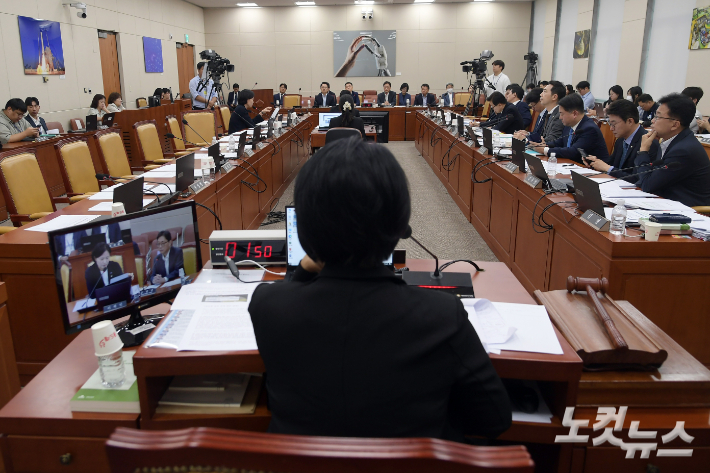 21일 서울 여의도 국회에서 열린 과학기술정보방송통신위원회의 방송장악 3차 청문회에서 국민의힘 의원들이 청문회 중단을 요구하며 퇴장해 자리가 비어있다. 윤창원 기자