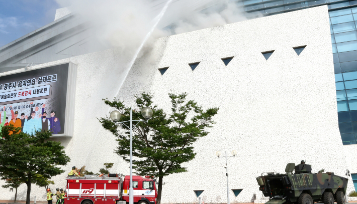 경주 예술의 전당에서 열린 '2024 을지연습 훈련'에서 7516부대 1대대 장병들과 민관경소방 관계자들이 테러발생 시 대응 훈련을 하고 있다. 경주시 제공