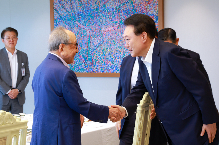 윤석열 대통령이 21일 서울 용산 대통령실 청사에서 열린 통일·외교 원로 초청 오찬 간담회에서 김형석 연세대 명예교수와 악수하고 있다. 연합뉴스