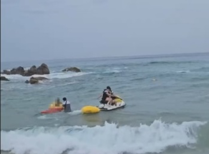 물놀이 중 표류하다 해경에 구조되고 있는 모습. 속초해경