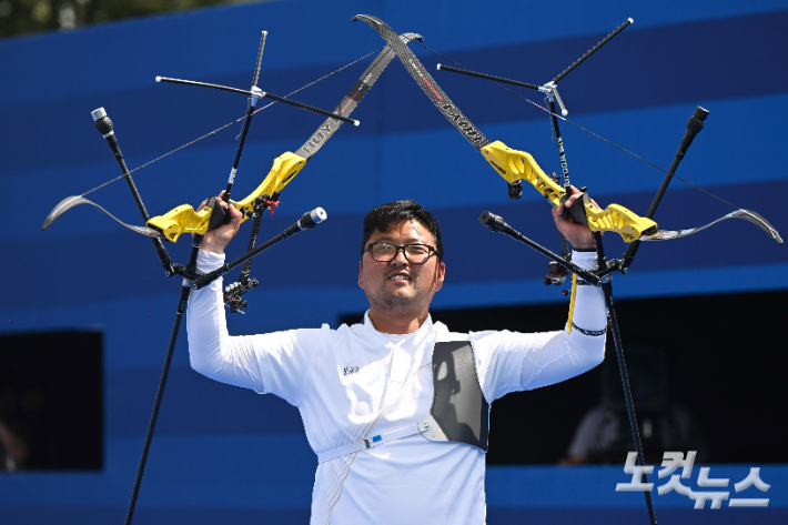 김우진이 4일(현지시간) 프랑스 파리 앵발리드에서 열린 2024파리올림픽 양궁 남자 개인 결승에서 금메달을 확정짓고 활을 들고 포즈를 취하고 있다. 2024.8.4 파리=올림픽사진공동취재단/JI 황진환 기자