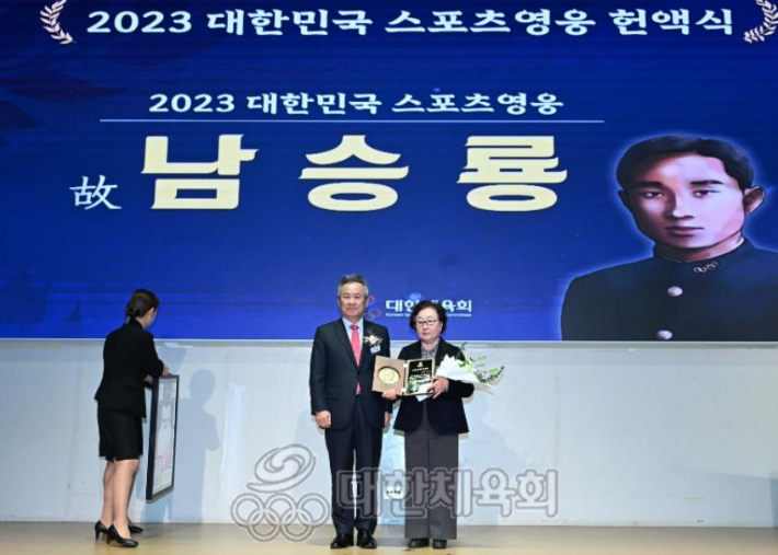 지난해 열린 '2023 대한민국 스포츠영웅 헌액식'에서 고 남승룡의 유가족(사진 오른쪽)이 시상 후 이기흥 대한체육회장과 기념 촬영을 하고있다. 대한체육회 제공