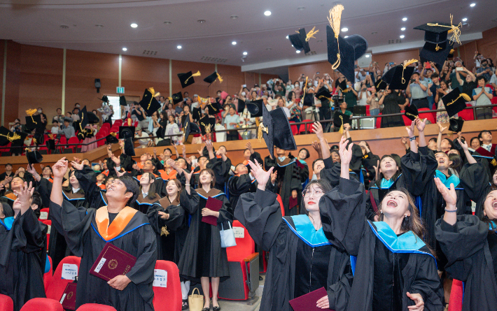 22일 열린 전북대 2023학년도 후기 학위수여식에서 졸업생들이 학사모를 던지며 자축하고 있다. 전북대 제공