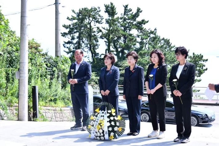 여수시의회 백인숙 의장과 과거사 특위 위원들은 지난 6일 만성리 위령비를 찾아 참배했다. 여수시의회 제공