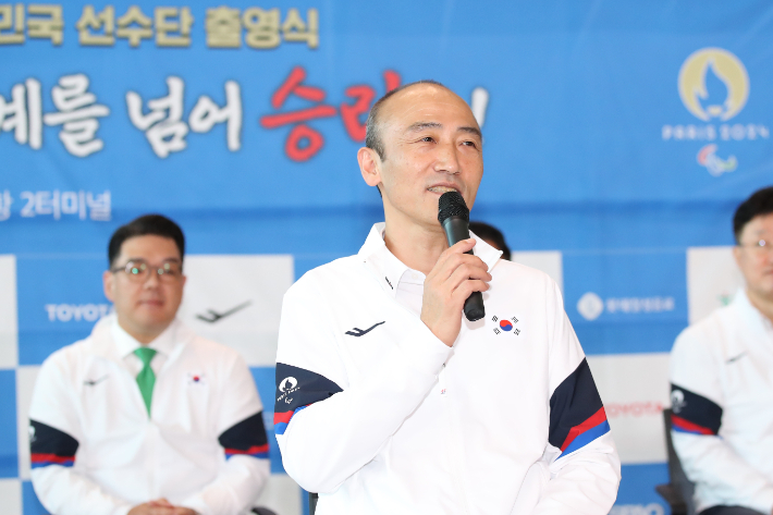 21일 인천국제공항 제2터미널에서 열린 2024 파리 패럴림픽 대한민국 선수단 출영식에서 정진완 회장이 격려사를 하고 있다. 대한장애인체육회