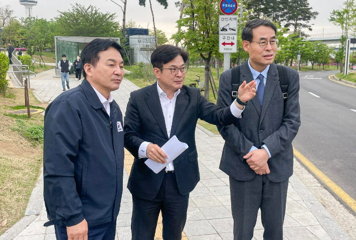 김병수(가운데) 경기 김포시장이 원희룡(왼쪽) 전 국토교통부 장관 등에게 김포지역 교통 현안에 대해 설명하고 있는 모습. 김포시 제공