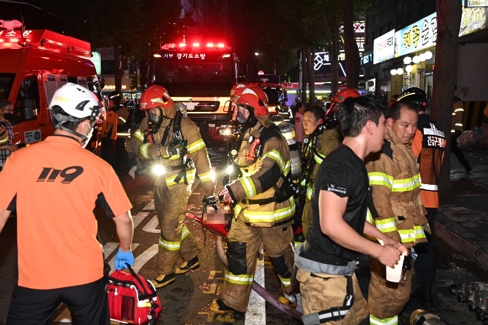 22일 오후 경기 부천 모 호텔의 화재 현장에서 소방대원들이 환자를 이송하고 있다. 이 불로 7명이 숨졌고 다른 투숙객 등 12명이 다쳤다. 부천시 제공