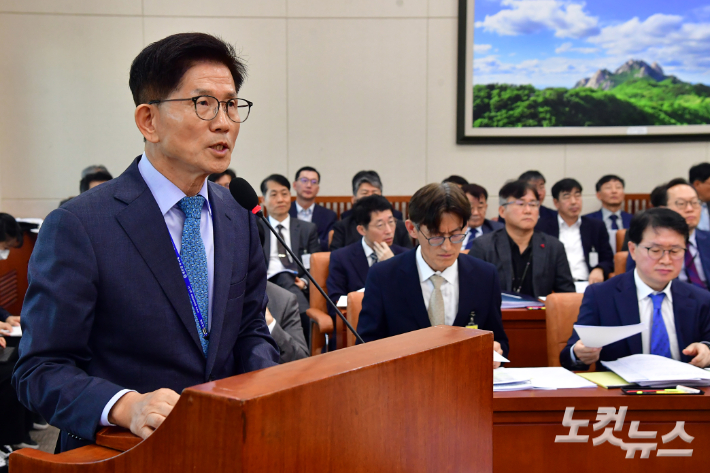 김문수 경제사회노동위원장이 17일 서울 여의도 환경노동위원회의 경제사회노동위원회·중앙노동위원회·최저임금위원회 등에 대한 국정감사에서 의원 질의에 답변을 하고 있다. 윤창원 기자