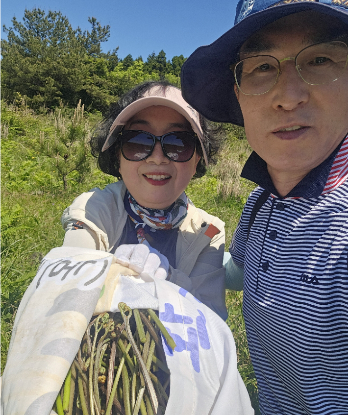 아내와 함께 고사리 꺾기. 김광택 장로 제공