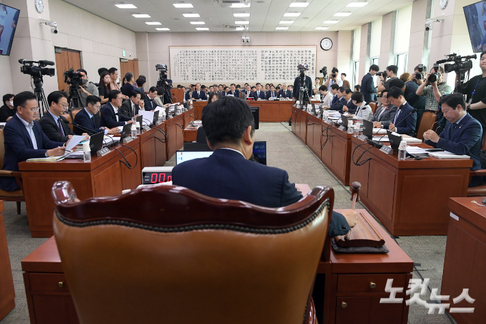 23일 서울 여의도 국회에서 열린 법제사법위원회 전체회의에서 정청래 위원장이 의사봉을 두드리고 있다. 윤창원 기자